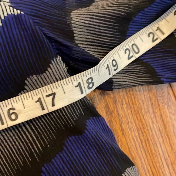 Diane Von Furstenburg Saylor Wavy Print 100% silk blouse 2 - Picture 11 of 12